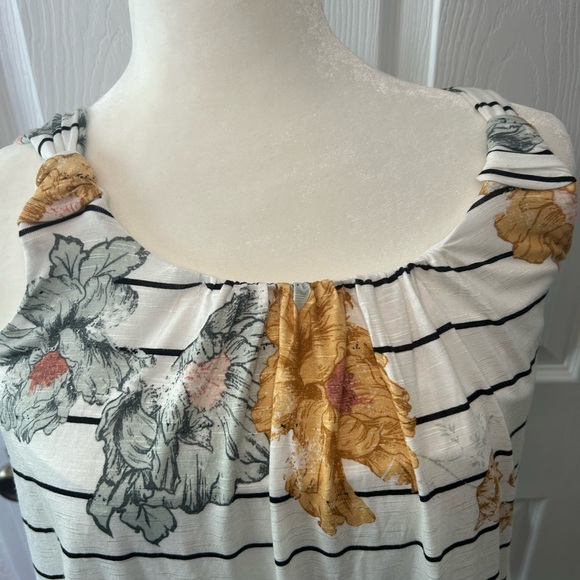 *Maurices Sleeveless Top - Picture 3 of 10